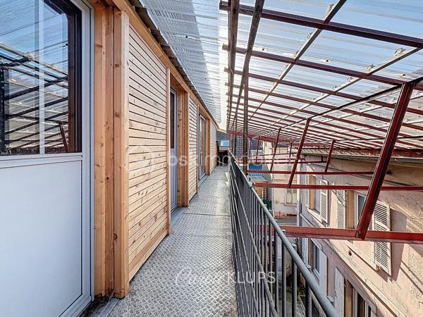 Investisseurs, marchands de biens, professionnels de l’immobilier et porteurs de projets : voici un bien qui mérite une véritable étude de potentiel.

À proximité immédiate du centre-ville de Guebwiller, cette ancienne filature du XIXe siècle développe environ 535 m² de surfaces brutes réparties sur quatre niveaux.

Par ses volumes, sa configuration et ses différents accès, le bâtiment offre la possibilité d’envisager une opération de restructuration à usage mixte, associant locaux commerciaux et logements.

Au rez-de-chaussée, environ 191 m² avec pignon sur rue permettent d'étudier la création d'un, voire de deux locaux commerciaux indépendants.

Dans les niveaux supérieurs, les volumes disponibles permettent d'envisager la création d'au moins quatre logements, avec différentes possibilités de configuration selon le projet souhaité.

Le premier étage développe à lui seul environ 200 m².

Le niveau supérieur, d'environ 110 m², a déjà fait l'objet d'une première phase de rénovation et bénéficie d'un atout supplémentaire : une terrasse d'environ 25 m² avec une vue imprenable sur les vignes et les coteaux de Guebwiller.

Le bâtiment conserve toute l'identité de son passé industriel, avec sa façade classée et ses toitures en sheds caractéristiques des anciennes filatures. Une architecture atypique qui offre du cachet, de beaux volumes et des apports importants de lumière naturelle.

Une partie significative du gros œuvre a déjà été reprise : toiture refaite et planchers en grande partie rénovés, huisseries également. L'aménagement intérieur et les équipements techniques restent à réaliser, laissant ainsi une grande liberté dans la conception et l'optimisation du projet.

Le potentiel est là : un ou deux locaux commerciaux en rez-de-chaussée, au moins quatre logements dans les étages et un bâtiment de caractère permettant de développer une opération immobilière singulière au cœur de Guebwiller.

Vous êtes investisseur, marchand de biens, promoteur, architecte ou professionnel à la recherche d'un actif à restructurer ?

Projet potentiel, informations complémentaires et détails techniques : contactez-moi pour échanger.

Les possibilités de division, de création de logements et de locaux commerciaux restent soumises à l'étude du projet, aux règles d'urbanisme applicables et aux autorisations administratives nécessaires.