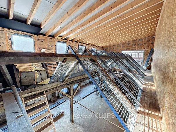 Investisseurs, marchands de biens, professionnels de l’immobilier et porteurs de projets : voici un bien qui mérite une véritable étude de potentiel.

À proximité immédiate du centre-ville de Guebwiller, cette ancienne filature du XIXe siècle développe environ 535 m² de surfaces brutes réparties sur quatre niveaux.

Par ses volumes, sa configuration et ses différents accès, le bâtiment offre la possibilité d’envisager une opération de restructuration à usage mixte, associant locaux commerciaux et logements.

Au rez-de-chaussée, environ 191 m² avec pignon sur rue permettent d'étudier la création d'un, voire de deux locaux commerciaux indépendants.

Dans les niveaux supérieurs, les volumes disponibles permettent d'envisager la création d'au moins quatre logements, avec différentes possibilités de configuration selon le projet souhaité.

Le premier étage développe à lui seul environ 200 m².

Le niveau supérieur, d'environ 110 m², a déjà fait l'objet d'une première phase de rénovation et bénéficie d'un atout supplémentaire : une terrasse d'environ 25 m² avec une vue imprenable sur les vignes et les coteaux de Guebwiller.

Le bâtiment conserve toute l'identité de son passé industriel, avec sa façade classée et ses toitures en sheds caractéristiques des anciennes filatures. Une architecture atypique qui offre du cachet, de beaux volumes et des apports importants de lumière naturelle.

Une partie significative du gros œuvre a déjà été reprise : toiture refaite et planchers en grande partie rénovés, huisseries également. L'aménagement intérieur et les équipements techniques restent à réaliser, laissant ainsi une grande liberté dans la conception et l'optimisation du projet.

Le potentiel est là : un ou deux locaux commerciaux en rez-de-chaussée, au moins quatre logements dans les étages et un bâtiment de caractère permettant de développer une opération immobilière singulière au cœur de Guebwiller.

Vous êtes investisseur, marchand de biens, promoteur, architecte ou professionnel à la recherche d'un actif à restructurer ?

Projet potentiel, informations complémentaires et détails techniques : contactez-moi pour échanger.

Les possibilités de division, de création de logements et de locaux commerciaux restent soumises à l'étude du projet, aux règles d'urbanisme applicables et aux autorisations administratives nécessaires.