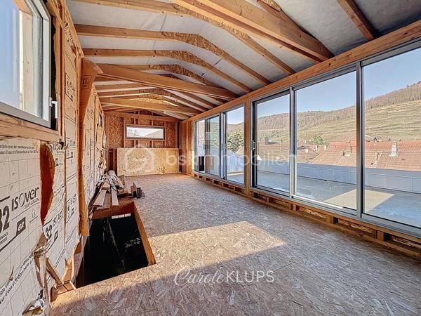 Investisseurs, marchands de biens, professionnels de l’immobilier et porteurs de projets : voici un bien qui mérite une véritable étude de potentiel.

À proximité immédiate du centre-ville de Guebwiller, cette ancienne filature du XIXe siècle développe environ 535 m² de surfaces brutes réparties sur quatre niveaux.

Par ses volumes, sa configuration et ses différents accès, le bâtiment offre la possibilité d’envisager une opération de restructuration à usage mixte, associant locaux commerciaux et logements.

Au rez-de-chaussée, environ 191 m² avec pignon sur rue permettent d'étudier la création d'un, voire de deux locaux commerciaux indépendants.

Dans les niveaux supérieurs, les volumes disponibles permettent d'envisager la création d'au moins quatre logements, avec différentes possibilités de configuration selon le projet souhaité.

Le premier étage développe à lui seul environ 200 m².

Le niveau supérieur, d'environ 110 m², a déjà fait l'objet d'une première phase de rénovation et bénéficie d'un atout supplémentaire : une terrasse d'environ 25 m² avec une vue imprenable sur les vignes et les coteaux de Guebwiller.

Le bâtiment conserve toute l'identité de son passé industriel, avec sa façade classée et ses toitures en sheds caractéristiques des anciennes filatures. Une architecture atypique qui offre du cachet, de beaux volumes et des apports importants de lumière naturelle.

Une partie significative du gros œuvre a déjà été reprise : toiture refaite et planchers en grande partie rénovés, huisseries également. L'aménagement intérieur et les équipements techniques restent à réaliser, laissant ainsi une grande liberté dans la conception et l'optimisation du projet.

Le potentiel est là : un ou deux locaux commerciaux en rez-de-chaussée, au moins quatre logements dans les étages et un bâtiment de caractère permettant de développer une opération immobilière singulière au cœur de Guebwiller.

Vous êtes investisseur, marchand de biens, promoteur, architecte ou professionnel à la recherche d'un actif à restructurer ?

Projet potentiel, informations complémentaires et détails techniques : contactez-moi pour échanger.

Les possibilités de division, de création de logements et de locaux commerciaux restent soumises à l'étude du projet, aux règles d'urbanisme applicables et aux autorisations administratives nécessaires.