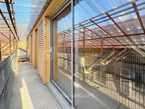 Investisseurs, marchands de biens, professionnels de l’immobilier et porteurs de projets : voici un bien qui mérite une véritable étude de potentiel.

À proximité immédiate du centre-ville de Guebwiller, cette ancienne filature du XIXe siècle développe environ 535 m² de surfaces brutes réparties sur quatre niveaux.

Par ses volumes, sa configuration et ses différents accès, le bâtiment offre la possibilité d’envisager une opération de restructuration à usage mixte, associant locaux commerciaux et logements.

Au rez-de-chaussée, environ 191 m² avec pignon sur rue permettent d'étudier la création d'un, voire de deux locaux commerciaux indépendants.

Dans les niveaux supérieurs, les volumes disponibles permettent d'envisager la création d'au moins quatre logements, avec différentes possibilités de configuration selon le projet souhaité.

Le premier étage développe à lui seul environ 200 m².

Le niveau supérieur, d'environ 110 m², a déjà fait l'objet d'une première phase de rénovation et bénéficie d'un atout supplémentaire : une terrasse d'environ 25 m² avec une vue imprenable sur les vignes et les coteaux de Guebwiller.

Le bâtiment conserve toute l'identité de son passé industriel, avec sa façade classée et ses toitures en sheds caractéristiques des anciennes filatures. Une architecture atypique qui offre du cachet, de beaux volumes et des apports importants de lumière naturelle.

Une partie significative du gros œuvre a déjà été reprise : toiture refaite et planchers en grande partie rénovés, huisseries également. L'aménagement intérieur et les équipements techniques restent à réaliser, laissant ainsi une grande liberté dans la conception et l'optimisation du projet.

Le potentiel est là : un ou deux locaux commerciaux en rez-de-chaussée, au moins quatre logements dans les étages et un bâtiment de caractère permettant de développer une opération immobilière singulière au cœur de Guebwiller.

Vous êtes investisseur, marchand de biens, promoteur, architecte ou professionnel à la recherche d'un actif à restructurer ?

Projet potentiel, informations complémentaires et détails techniques : contactez-moi pour échanger.

Les possibilités de division, de création de logements et de locaux commerciaux restent soumises à l'étude du projet, aux règles d'urbanisme applicables et aux autorisations administratives nécessaires.