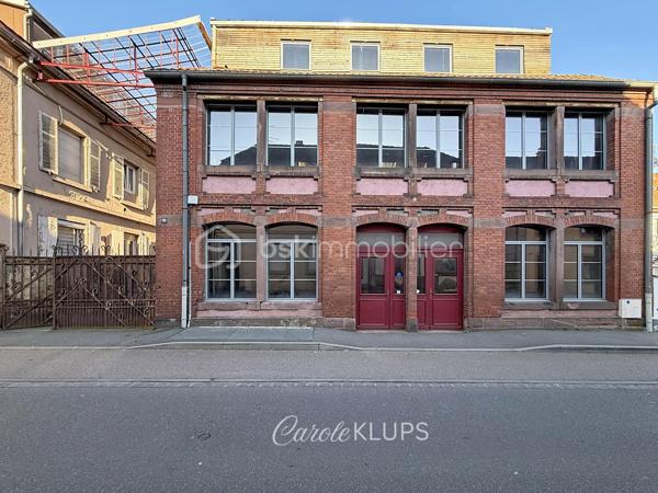 Investisseurs, marchands de biens, professionnels de l’immobilier et porteurs de projets : voici un bien qui mérite une véritable étude de potentiel.

À proximité immédiate du centre-ville de Guebwiller, cette ancienne filature du XIXe siècle développe environ 535 m² de surfaces brutes réparties sur quatre niveaux.

Par ses volumes, sa configuration et ses différents accès, le bâtiment offre la possibilité d’envisager une opération de restructuration à usage mixte, associant locaux commerciaux et logements.

Au rez-de-chaussée, environ 191 m² avec pignon sur rue permettent d'étudier la création d'un, voire de deux locaux commerciaux indépendants.

Dans les niveaux supérieurs, les volumes disponibles permettent d'envisager la création d'au moins quatre logements, avec différentes possibilités de configuration selon le projet souhaité.

Le premier étage développe à lui seul environ 200 m².

Le niveau supérieur, d'environ 110 m², a déjà fait l'objet d'une première phase de rénovation et bénéficie d'un atout supplémentaire : une terrasse d'environ 25 m² avec une vue imprenable sur les vignes et les coteaux de Guebwiller.

Le bâtiment conserve toute l'identité de son passé industriel, avec sa façade classée et ses toitures en sheds caractéristiques des anciennes filatures. Une architecture atypique qui offre du cachet, de beaux volumes et des apports importants de lumière naturelle.

Une partie significative du gros œuvre a déjà été reprise : toiture refaite et planchers en grande partie rénovés, huisseries également. L'aménagement intérieur et les équipements techniques restent à réaliser, laissant ainsi une grande liberté dans la conception et l'optimisation du projet.

Le potentiel est là : un ou deux locaux commerciaux en rez-de-chaussée, au moins quatre logements dans les étages et un bâtiment de caractère permettant de développer une opération immobilière singulière au cœur de Guebwiller.

Vous êtes investisseur, marchand de biens, promoteur, architecte ou professionnel à la recherche d'un actif à restructurer ?

Projet potentiel, informations complémentaires et détails techniques : contactez-moi pour échanger.

Les possibilités de division, de création de logements et de locaux commerciaux restent soumises à l'étude du projet, aux règles d'urbanisme applicables et aux autorisations administratives nécessaires.