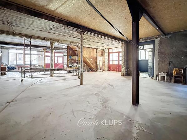 Investisseurs, marchands de biens, professionnels de l’immobilier et porteurs de projets : voici un bien qui mérite une véritable étude de potentiel.

À proximité immédiate du centre-ville de Guebwiller, cette ancienne filature du XIXe siècle développe environ 535 m² de surfaces brutes réparties sur quatre niveaux.

Par ses volumes, sa configuration et ses différents accès, le bâtiment offre la possibilité d’envisager une opération de restructuration à usage mixte, associant locaux commerciaux et logements.

Au rez-de-chaussée, environ 191 m² avec pignon sur rue permettent d'étudier la création d'un, voire de deux locaux commerciaux indépendants.

Dans les niveaux supérieurs, les volumes disponibles permettent d'envisager la création d'au moins quatre logements, avec différentes possibilités de configuration selon le projet souhaité.

Le premier étage développe à lui seul environ 200 m².

Le niveau supérieur, d'environ 110 m², a déjà fait l'objet d'une première phase de rénovation et bénéficie d'un atout supplémentaire : une terrasse d'environ 25 m² avec une vue imprenable sur les vignes et les coteaux de Guebwiller.

Le bâtiment conserve toute l'identité de son passé industriel, avec sa façade classée et ses toitures en sheds caractéristiques des anciennes filatures. Une architecture atypique qui offre du cachet, de beaux volumes et des apports importants de lumière naturelle.

Une partie significative du gros œuvre a déjà été reprise : toiture refaite et planchers en grande partie rénovés, huisseries également. L'aménagement intérieur et les équipements techniques restent à réaliser, laissant ainsi une grande liberté dans la conception et l'optimisation du projet.

Le potentiel est là : un ou deux locaux commerciaux en rez-de-chaussée, au moins quatre logements dans les étages et un bâtiment de caractère permettant de développer une opération immobilière singulière au cœur de Guebwiller.

Vous êtes investisseur, marchand de biens, promoteur, architecte ou professionnel à la recherche d'un actif à restructurer ?

Projet potentiel, informations complémentaires et détails techniques : contactez-moi pour échanger.

Les possibilités de division, de création de logements et de locaux commerciaux restent soumises à l'étude du projet, aux règles d'urbanisme applicables et aux autorisations administratives nécessaires.