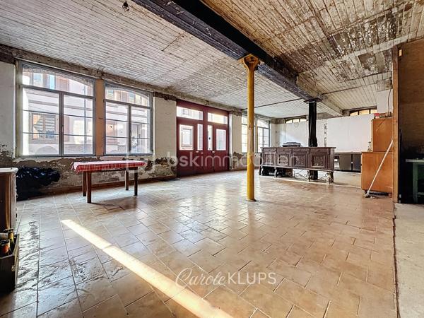 Investisseurs, marchands de biens, professionnels de l’immobilier et porteurs de projets : voici un bien qui mérite une véritable étude de potentiel.

À proximité immédiate du centre-ville de Guebwiller, cette ancienne filature du XIXe siècle développe environ 535 m² de surfaces brutes réparties sur quatre niveaux.

Par ses volumes, sa configuration et ses différents accès, le bâtiment offre la possibilité d’envisager une opération de restructuration à usage mixte, associant locaux commerciaux et logements.

Au rez-de-chaussée, environ 191 m² avec pignon sur rue permettent d'étudier la création d'un, voire de deux locaux commerciaux indépendants.

Dans les niveaux supérieurs, les volumes disponibles permettent d'envisager la création d'au moins quatre logements, avec différentes possibilités de configuration selon le projet souhaité.

Le premier étage développe à lui seul environ 200 m².

Le niveau supérieur, d'environ 110 m², a déjà fait l'objet d'une première phase de rénovation et bénéficie d'un atout supplémentaire : une terrasse d'environ 25 m² avec une vue imprenable sur les vignes et les coteaux de Guebwiller.

Le bâtiment conserve toute l'identité de son passé industriel, avec sa façade classée et ses toitures en sheds caractéristiques des anciennes filatures. Une architecture atypique qui offre du cachet, de beaux volumes et des apports importants de lumière naturelle.

Une partie significative du gros œuvre a déjà été reprise : toiture refaite et planchers en grande partie rénovés, huisseries également. L'aménagement intérieur et les équipements techniques restent à réaliser, laissant ainsi une grande liberté dans la conception et l'optimisation du projet.

Le potentiel est là : un ou deux locaux commerciaux en rez-de-chaussée, au moins quatre logements dans les étages et un bâtiment de caractère permettant de développer une opération immobilière singulière au cœur de Guebwiller.

Vous êtes investisseur, marchand de biens, promoteur, architecte ou professionnel à la recherche d'un actif à restructurer ?

Projet potentiel, informations complémentaires et détails techniques : contactez-moi pour échanger.

Les possibilités de division, de création de logements et de locaux commerciaux restent soumises à l'étude du projet, aux règles d'urbanisme applicables et aux autorisations administratives nécessaires.