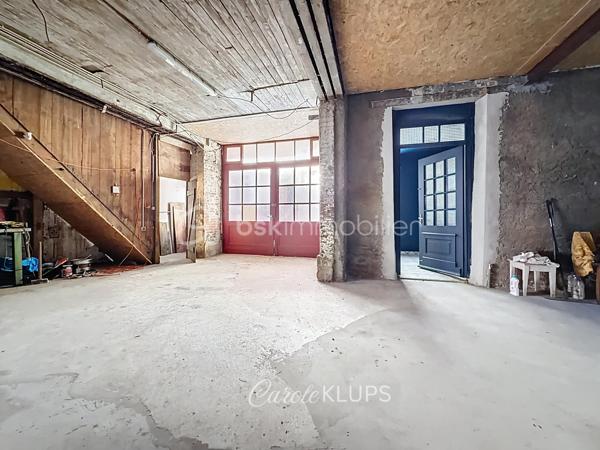 Investisseurs, marchands de biens, professionnels de l’immobilier et porteurs de projets : voici un bien qui mérite une véritable étude de potentiel.

À proximité immédiate du centre-ville de Guebwiller, cette ancienne filature du XIXe siècle développe environ 535 m² de surfaces brutes réparties sur quatre niveaux.

Par ses volumes, sa configuration et ses différents accès, le bâtiment offre la possibilité d’envisager une opération de restructuration à usage mixte, associant locaux commerciaux et logements.

Au rez-de-chaussée, environ 191 m² avec pignon sur rue permettent d'étudier la création d'un, voire de deux locaux commerciaux indépendants.

Dans les niveaux supérieurs, les volumes disponibles permettent d'envisager la création d'au moins quatre logements, avec différentes possibilités de configuration selon le projet souhaité.

Le premier étage développe à lui seul environ 200 m².

Le niveau supérieur, d'environ 110 m², a déjà fait l'objet d'une première phase de rénovation et bénéficie d'un atout supplémentaire : une terrasse d'environ 25 m² avec une vue imprenable sur les vignes et les coteaux de Guebwiller.

Le bâtiment conserve toute l'identité de son passé industriel, avec sa façade classée et ses toitures en sheds caractéristiques des anciennes filatures. Une architecture atypique qui offre du cachet, de beaux volumes et des apports importants de lumière naturelle.

Une partie significative du gros œuvre a déjà été reprise : toiture refaite et planchers en grande partie rénovés, huisseries également. L'aménagement intérieur et les équipements techniques restent à réaliser, laissant ainsi une grande liberté dans la conception et l'optimisation du projet.

Le potentiel est là : un ou deux locaux commerciaux en rez-de-chaussée, au moins quatre logements dans les étages et un bâtiment de caractère permettant de développer une opération immobilière singulière au cœur de Guebwiller.

Vous êtes investisseur, marchand de biens, promoteur, architecte ou professionnel à la recherche d'un actif à restructurer ?

Projet potentiel, informations complémentaires et détails techniques : contactez-moi pour échanger.

Les possibilités de division, de création de logements et de locaux commerciaux restent soumises à l'étude du projet, aux règles d'urbanisme applicables et aux autorisations administratives nécessaires.