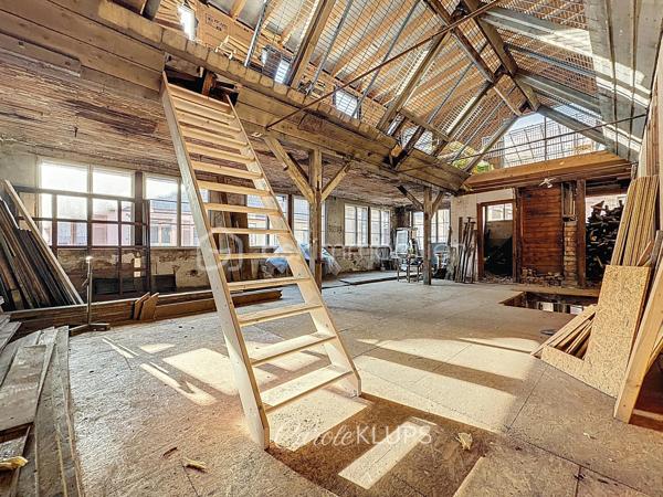Investisseurs, marchands de biens, professionnels de l’immobilier et porteurs de projets : voici un bien qui mérite une véritable étude de potentiel.

À proximité immédiate du centre-ville de Guebwiller, cette ancienne filature du XIXe siècle développe environ 535 m² de surfaces brutes réparties sur quatre niveaux.

Par ses volumes, sa configuration et ses différents accès, le bâtiment offre la possibilité d’envisager une opération de restructuration à usage mixte, associant locaux commerciaux et logements.

Au rez-de-chaussée, environ 191 m² avec pignon sur rue permettent d'étudier la création d'un, voire de deux locaux commerciaux indépendants.

Dans les niveaux supérieurs, les volumes disponibles permettent d'envisager la création d'au moins quatre logements, avec différentes possibilités de configuration selon le projet souhaité.

Le premier étage développe à lui seul environ 200 m².

Le niveau supérieur, d'environ 110 m², a déjà fait l'objet d'une première phase de rénovation et bénéficie d'un atout supplémentaire : une terrasse d'environ 25 m² avec une vue imprenable sur les vignes et les coteaux de Guebwiller.

Le bâtiment conserve toute l'identité de son passé industriel, avec sa façade classée et ses toitures en sheds caractéristiques des anciennes filatures. Une architecture atypique qui offre du cachet, de beaux volumes et des apports importants de lumière naturelle.

Une partie significative du gros œuvre a déjà été reprise : toiture refaite et planchers en grande partie rénovés, huisseries également. L'aménagement intérieur et les équipements techniques restent à réaliser, laissant ainsi une grande liberté dans la conception et l'optimisation du projet.

Le potentiel est là : un ou deux locaux commerciaux en rez-de-chaussée, au moins quatre logements dans les étages et un bâtiment de caractère permettant de développer une opération immobilière singulière au cœur de Guebwiller.

Vous êtes investisseur, marchand de biens, promoteur, architecte ou professionnel à la recherche d'un actif à restructurer ?

Projet potentiel, informations complémentaires et détails techniques : contactez-moi pour échanger.

Les possibilités de division, de création de logements et de locaux commerciaux restent soumises à l'étude du projet, aux règles d'urbanisme applicables et aux autorisations administratives nécessaires.