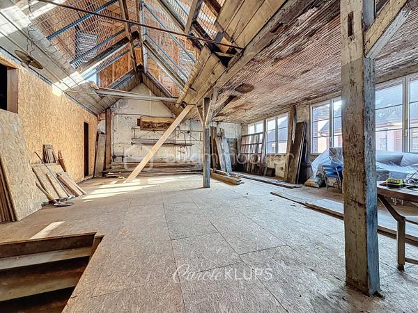 Investisseurs, marchands de biens, professionnels de l’immobilier et porteurs de projets : voici un bien qui mérite une véritable étude de potentiel.

À proximité immédiate du centre-ville de Guebwiller, cette ancienne filature du XIXe siècle développe environ 535 m² de surfaces brutes réparties sur quatre niveaux.

Par ses volumes, sa configuration et ses différents accès, le bâtiment offre la possibilité d’envisager une opération de restructuration à usage mixte, associant locaux commerciaux et logements.

Au rez-de-chaussée, environ 191 m² avec pignon sur rue permettent d'étudier la création d'un, voire de deux locaux commerciaux indépendants.

Dans les niveaux supérieurs, les volumes disponibles permettent d'envisager la création d'au moins quatre logements, avec différentes possibilités de configuration selon le projet souhaité.

Le premier étage développe à lui seul environ 200 m².

Le niveau supérieur, d'environ 110 m², a déjà fait l'objet d'une première phase de rénovation et bénéficie d'un atout supplémentaire : une terrasse d'environ 25 m² avec une vue imprenable sur les vignes et les coteaux de Guebwiller.

Le bâtiment conserve toute l'identité de son passé industriel, avec sa façade classée et ses toitures en sheds caractéristiques des anciennes filatures. Une architecture atypique qui offre du cachet, de beaux volumes et des apports importants de lumière naturelle.

Une partie significative du gros œuvre a déjà été reprise : toiture refaite et planchers en grande partie rénovés, huisseries également. L'aménagement intérieur et les équipements techniques restent à réaliser, laissant ainsi une grande liberté dans la conception et l'optimisation du projet.

Le potentiel est là : un ou deux locaux commerciaux en rez-de-chaussée, au moins quatre logements dans les étages et un bâtiment de caractère permettant de développer une opération immobilière singulière au cœur de Guebwiller.

Vous êtes investisseur, marchand de biens, promoteur, architecte ou professionnel à la recherche d'un actif à restructurer ?

Projet potentiel, informations complémentaires et détails techniques : contactez-moi pour échanger.

Les possibilités de division, de création de logements et de locaux commerciaux restent soumises à l'étude du projet, aux règles d'urbanisme applicables et aux autorisations administratives nécessaires.