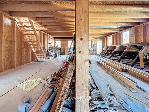 Investisseurs, marchands de biens, professionnels de l’immobilier et porteurs de projets : voici un bien qui mérite une véritable étude de potentiel.

À proximité immédiate du centre-ville de Guebwiller, cette ancienne filature du XIXe siècle développe environ 535 m² de surfaces brutes réparties sur quatre niveaux.

Par ses volumes, sa configuration et ses différents accès, le bâtiment offre la possibilité d’envisager une opération de restructuration à usage mixte, associant locaux commerciaux et logements.

Au rez-de-chaussée, environ 191 m² avec pignon sur rue permettent d'étudier la création d'un, voire de deux locaux commerciaux indépendants.

Dans les niveaux supérieurs, les volumes disponibles permettent d'envisager la création d'au moins quatre logements, avec différentes possibilités de configuration selon le projet souhaité.

Le premier étage développe à lui seul environ 200 m².

Le niveau supérieur, d'environ 110 m², a déjà fait l'objet d'une première phase de rénovation et bénéficie d'un atout supplémentaire : une terrasse d'environ 25 m² avec une vue imprenable sur les vignes et les coteaux de Guebwiller.

Le bâtiment conserve toute l'identité de son passé industriel, avec sa façade classée et ses toitures en sheds caractéristiques des anciennes filatures. Une architecture atypique qui offre du cachet, de beaux volumes et des apports importants de lumière naturelle.

Une partie significative du gros œuvre a déjà été reprise : toiture refaite et planchers en grande partie rénovés, huisseries également. L'aménagement intérieur et les équipements techniques restent à réaliser, laissant ainsi une grande liberté dans la conception et l'optimisation du projet.

Le potentiel est là : un ou deux locaux commerciaux en rez-de-chaussée, au moins quatre logements dans les étages et un bâtiment de caractère permettant de développer une opération immobilière singulière au cœur de Guebwiller.

Vous êtes investisseur, marchand de biens, promoteur, architecte ou professionnel à la recherche d'un actif à restructurer ?

Projet potentiel, informations complémentaires et détails techniques : contactez-moi pour échanger.

Les possibilités de division, de création de logements et de locaux commerciaux restent soumises à l'étude du projet, aux règles d'urbanisme applicables et aux autorisations administratives nécessaires.