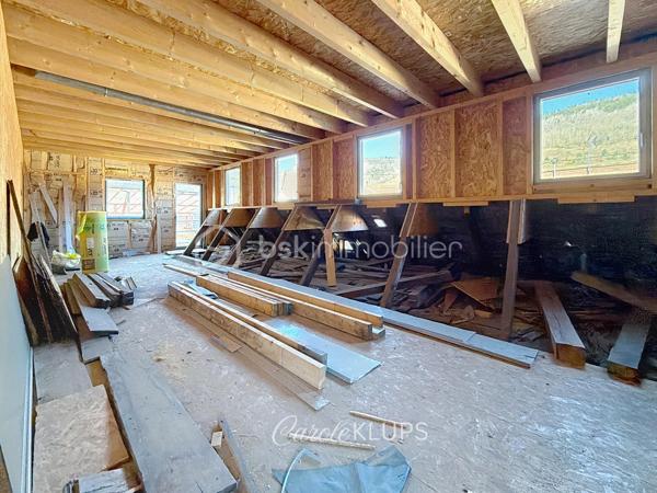 Investisseurs, marchands de biens, professionnels de l’immobilier et porteurs de projets : voici un bien qui mérite une véritable étude de potentiel.

À proximité immédiate du centre-ville de Guebwiller, cette ancienne filature du XIXe siècle développe environ 535 m² de surfaces brutes réparties sur quatre niveaux.

Par ses volumes, sa configuration et ses différents accès, le bâtiment offre la possibilité d’envisager une opération de restructuration à usage mixte, associant locaux commerciaux et logements.

Au rez-de-chaussée, environ 191 m² avec pignon sur rue permettent d'étudier la création d'un, voire de deux locaux commerciaux indépendants.

Dans les niveaux supérieurs, les volumes disponibles permettent d'envisager la création d'au moins quatre logements, avec différentes possibilités de configuration selon le projet souhaité.

Le premier étage développe à lui seul environ 200 m².

Le niveau supérieur, d'environ 110 m², a déjà fait l'objet d'une première phase de rénovation et bénéficie d'un atout supplémentaire : une terrasse d'environ 25 m² avec une vue imprenable sur les vignes et les coteaux de Guebwiller.

Le bâtiment conserve toute l'identité de son passé industriel, avec sa façade classée et ses toitures en sheds caractéristiques des anciennes filatures. Une architecture atypique qui offre du cachet, de beaux volumes et des apports importants de lumière naturelle.

Une partie significative du gros œuvre a déjà été reprise : toiture refaite et planchers en grande partie rénovés, huisseries également. L'aménagement intérieur et les équipements techniques restent à réaliser, laissant ainsi une grande liberté dans la conception et l'optimisation du projet.

Le potentiel est là : un ou deux locaux commerciaux en rez-de-chaussée, au moins quatre logements dans les étages et un bâtiment de caractère permettant de développer une opération immobilière singulière au cœur de Guebwiller.

Vous êtes investisseur, marchand de biens, promoteur, architecte ou professionnel à la recherche d'un actif à restructurer ?

Projet potentiel, informations complémentaires et détails techniques : contactez-moi pour échanger.

Les possibilités de division, de création de logements et de locaux commerciaux restent soumises à l'étude du projet, aux règles d'urbanisme applicables et aux autorisations administratives nécessaires.