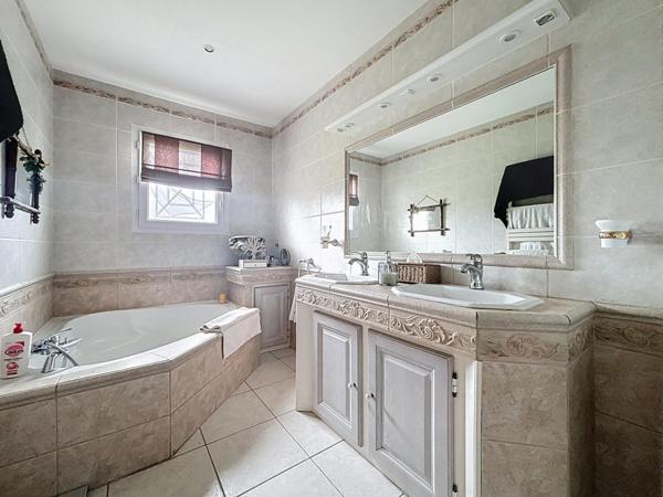 Plain-pied lumineux 136 m² – 4 chambres – Jardin & Garage