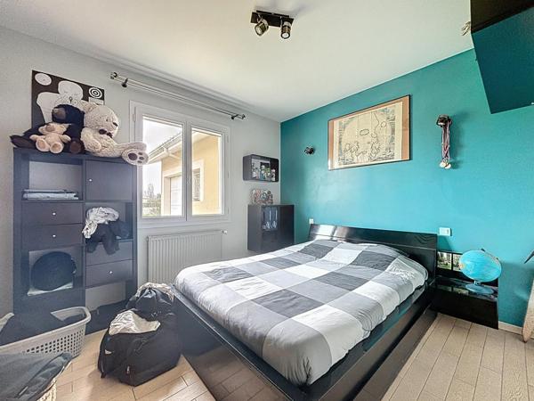 Plain-pied lumineux 136 m² – 4 chambres – Jardin & Garage