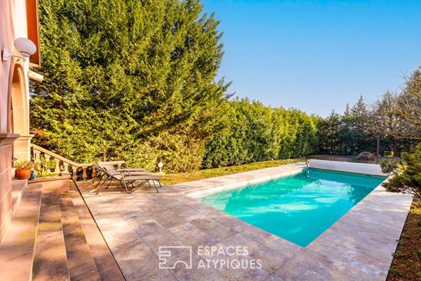 Contemporaine singulière et sa piscine