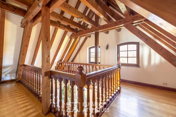 Contemporaine singulière et sa piscine