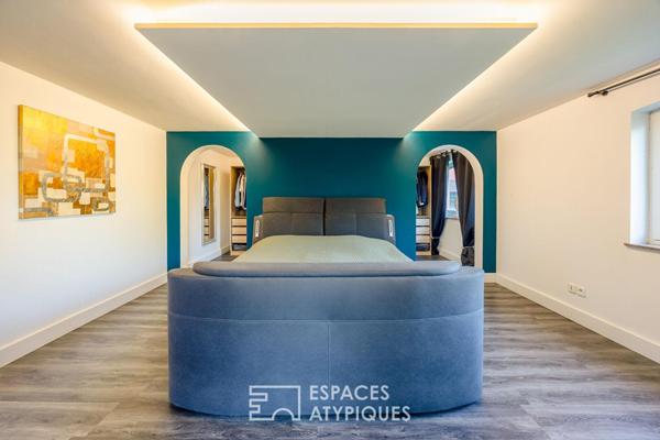 Contemporaine singulière et sa piscine