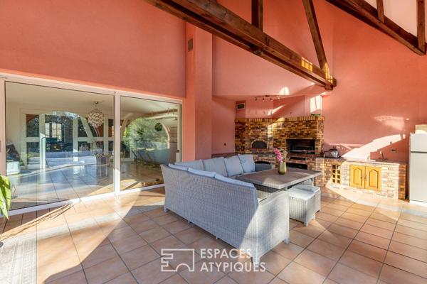 Contemporaine singulière et sa piscine