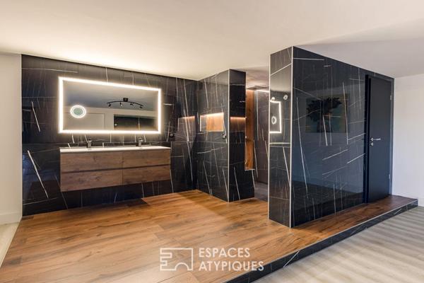 Contemporaine singulière et sa piscine