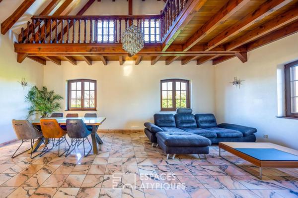 Contemporaine singulière et sa piscine