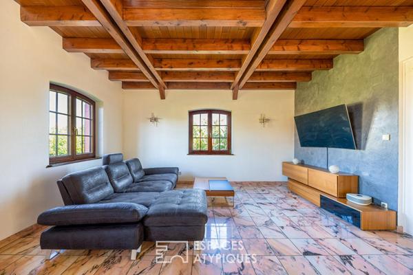 Contemporaine singulière et sa piscine