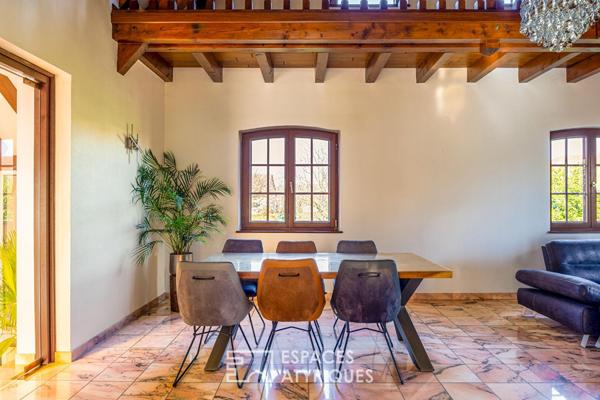 Contemporaine singulière et sa piscine