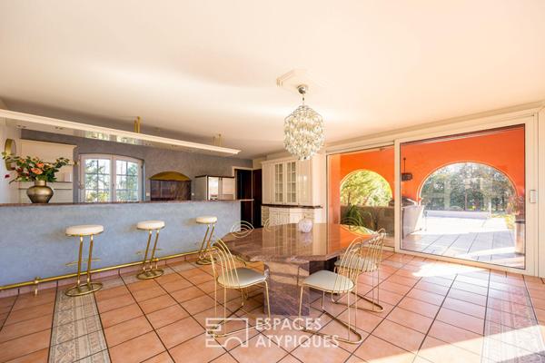 Contemporaine singulière et sa piscine