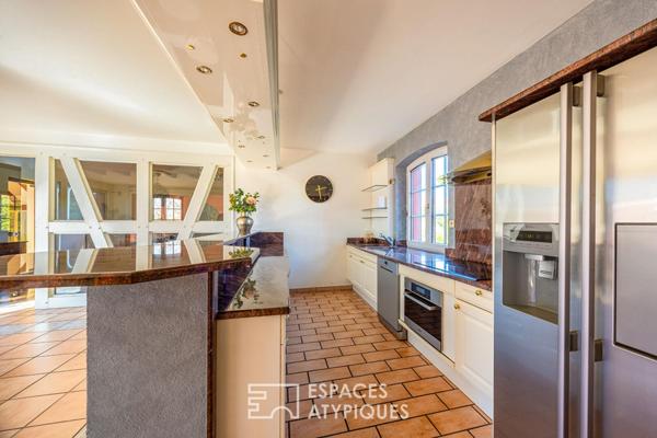 Contemporaine singulière et sa piscine