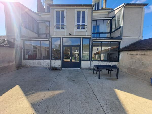 A VENDRE: ELEGANTE MAISON BOURGEOISE A LA FLECHE