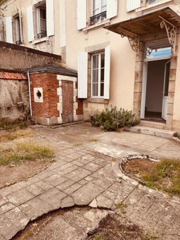 appartement lumineux en rez de chaussée en centre ville de Parthenay
