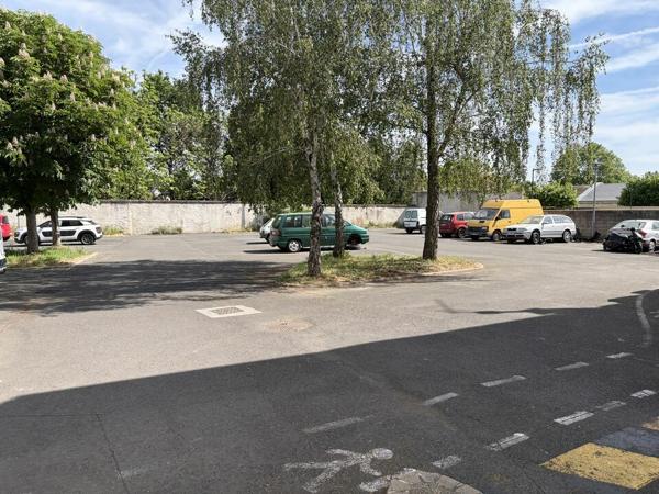 Bureaux 5500m2 , ancienne clinique médicale- A LOUER