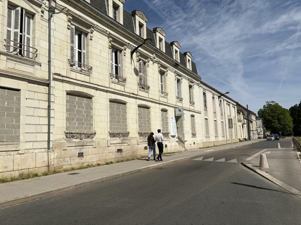 Bureaux 5500m2 , ancienne clinique médicale- A LOUER