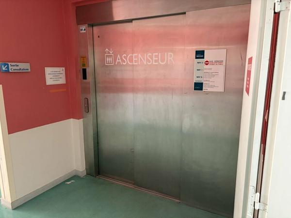 Bureaux 5500m2 , ancienne clinique médicale- A LOUER