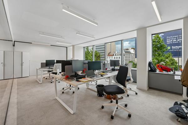 Bureaux à louer à Neuilly sur Seine plateaux lumineux dans immeuble de standing