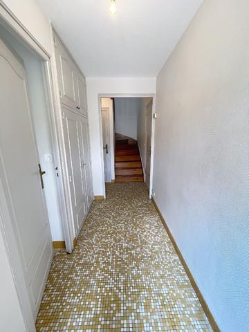 Maison à vendre à Angers 3 chambres et un bureau avec garage, proche ligne de tramway, écoles et commodités.