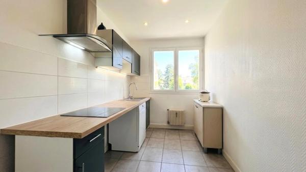 Dpt Finistère (29), A vendre QUIMPER Ouest, Appartement type 3 de 64 m² habitable avec trois balcons - Cave.
