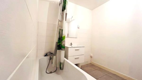 Dpt Finistère (29), A vendre QUIMPER Ouest, Appartement type 3 de 64 m² habitable avec trois balcons - Cave.