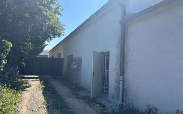 Stationnement à vendre    112 m2 Champs-sur-Yonne