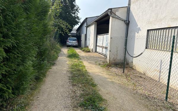 Stationnement à vendre    112 m2 Champs-sur-Yonne