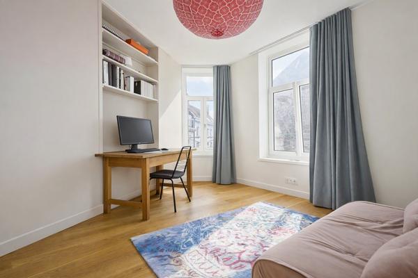 Superbe appartement avec terrasse, parking possible.
