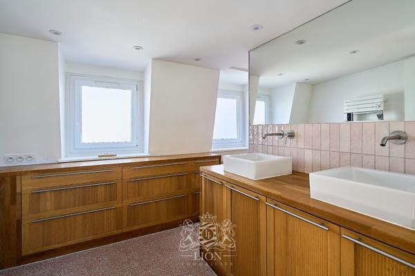 Superbe appartement avec terrasse, parking possible.