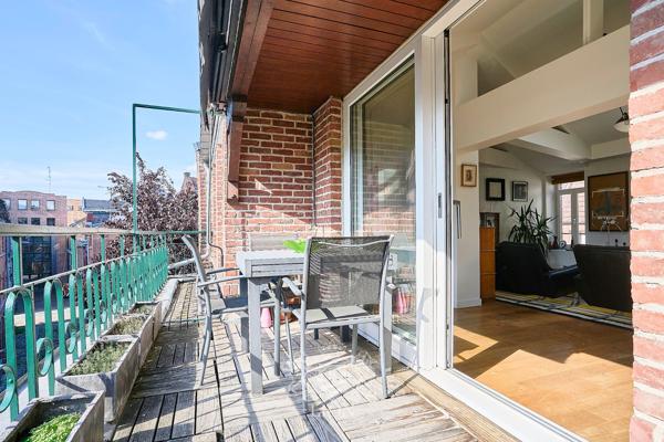 Superbe appartement avec terrasse, parking possible.