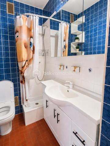 Idéalement situé, à seulement 2 minutes à pied de la plage et 5 minutes de la place du Tertre, avec ses commerces, restaurants, supérettes et toutes les commodités, cet appartement bénéficie d’un emplacement recherché.

Au 1er et dernier étage, il offre une vue dégagée et un cadre de vie agréable.

L’appartement se compose d’une véranda neuve, apportant un bel espace de vie lumineux, d’une cuisine ouverte sur le séjour avec de grands placards de rangement, d’une salle d’eau avec WC, ainsi que d’une chambre actuellement ouverte sur le séjour, pouvant facilement être refermée selon vos besoins.

Les atouts de ce bien :
    Place de PARKING très proche.
    Véranda entièrement neuve.
    Volets roulants solaires neufs ( fonctionnent aussi à la lumière du jour par temps couvert ).
    Tableau électrique neuf.
    Portillons de l’escalier neufs.
    Rangements grâce aux grands placards intégrés.
    Emplacement privilégié trés proche plage et commodités.


Un bien clé en main, idéal pour un pied-à-terre en bord de mer ou un investissement locatif.