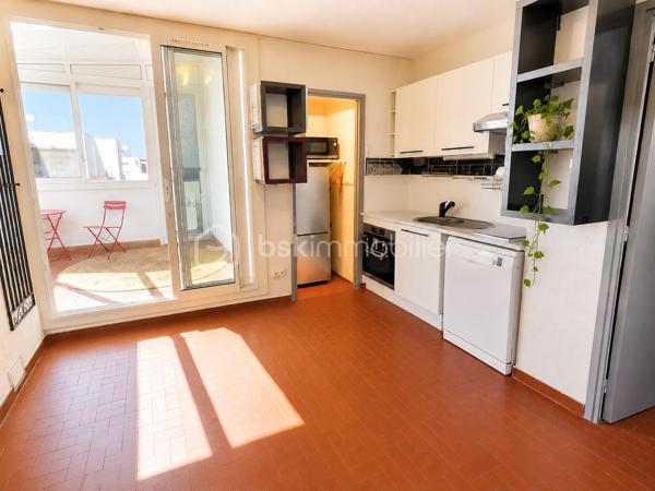 Idéalement situé, à seulement 2 minutes à pied de la plage et 5 minutes de la place du Tertre, avec ses commerces, restaurants, supérettes et toutes les commodités, cet appartement bénéficie d’un emplacement recherché.

Au 1er et dernier étage, il offre une vue dégagée et un cadre de vie agréable.

L’appartement se compose d’une véranda neuve, apportant un bel espace de vie lumineux, d’une cuisine ouverte sur le séjour avec de grands placards de rangement, d’une salle d’eau avec WC, ainsi que d’une chambre actuellement ouverte sur le séjour, pouvant facilement être refermée selon vos besoins.

Les atouts de ce bien :
    Place de PARKING très proche.
    Véranda entièrement neuve.
    Volets roulants solaires neufs ( fonctionnent aussi à la lumière du jour par temps couvert ).
    Tableau électrique neuf.
    Portillons de l’escalier neufs.
    Rangements grâce aux grands placards intégrés.
    Emplacement privilégié trés proche plage et commodités.


Un bien clé en main, idéal pour un pied-à-terre en bord de mer ou un investissement locatif.