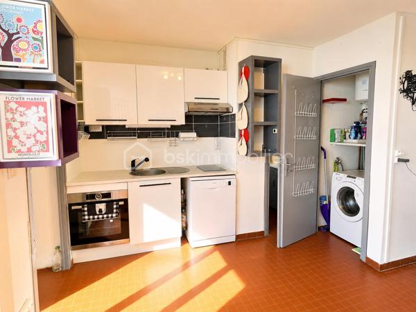 Idéalement situé, à seulement 2 minutes à pied de la plage et 5 minutes de la place du Tertre, avec ses commerces, restaurants, supérettes et toutes les commodités, cet appartement bénéficie d’un emplacement recherché.

Au 1er et dernier étage, il offre une vue dégagée et un cadre de vie agréable.

L’appartement se compose d’une véranda neuve, apportant un bel espace de vie lumineux, d’une cuisine ouverte sur le séjour avec de grands placards de rangement, d’une salle d’eau avec WC, ainsi que d’une chambre actuellement ouverte sur le séjour, pouvant facilement être refermée selon vos besoins.

Les atouts de ce bien :
    Place de PARKING très proche.
    Véranda entièrement neuve.
    Volets roulants solaires neufs ( fonctionnent aussi à la lumière du jour par temps couvert ).
    Tableau électrique neuf.
    Portillons de l’escalier neufs.
    Rangements grâce aux grands placards intégrés.
    Emplacement privilégié trés proche plage et commodités.


Un bien clé en main, idéal pour un pied-à-terre en bord de mer ou un investissement locatif.