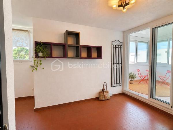 Idéalement situé, à seulement 2 minutes à pied de la plage et 5 minutes de la place du Tertre, avec ses commerces, restaurants, supérettes et toutes les commodités, cet appartement bénéficie d’un emplacement recherché.

Au 1er et dernier étage, il offre une vue dégagée et un cadre de vie agréable.

L’appartement se compose d’une véranda neuve, apportant un bel espace de vie lumineux, d’une cuisine ouverte sur le séjour avec de grands placards de rangement, d’une salle d’eau avec WC, ainsi que d’une chambre actuellement ouverte sur le séjour, pouvant facilement être refermée selon vos besoins.

Les atouts de ce bien :
    Place de PARKING très proche.
    Véranda entièrement neuve.
    Volets roulants solaires neufs ( fonctionnent aussi à la lumière du jour par temps couvert ).
    Tableau électrique neuf.
    Portillons de l’escalier neufs.
    Rangements grâce aux grands placards intégrés.
    Emplacement privilégié trés proche plage et commodités.


Un bien clé en main, idéal pour un pied-à-terre en bord de mer ou un investissement locatif.