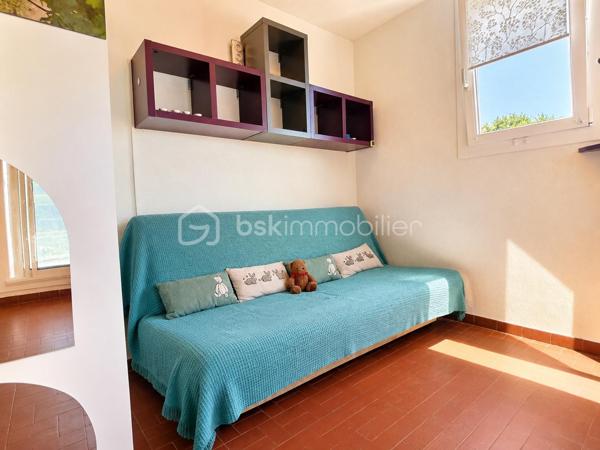Idéalement situé, à seulement 2 minutes à pied de la plage et 5 minutes de la place du Tertre, avec ses commerces, restaurants, supérettes et toutes les commodités, cet appartement bénéficie d’un emplacement recherché.

Au 1er et dernier étage, il offre une vue dégagée et un cadre de vie agréable.

L’appartement se compose d’une véranda neuve, apportant un bel espace de vie lumineux, d’une cuisine ouverte sur le séjour avec de grands placards de rangement, d’une salle d’eau avec WC, ainsi que d’une chambre actuellement ouverte sur le séjour, pouvant facilement être refermée selon vos besoins.

Les atouts de ce bien :
    Place de PARKING très proche.
    Véranda entièrement neuve.
    Volets roulants solaires neufs ( fonctionnent aussi à la lumière du jour par temps couvert ).
    Tableau électrique neuf.
    Portillons de l’escalier neufs.
    Rangements grâce aux grands placards intégrés.
    Emplacement privilégié trés proche plage et commodités.


Un bien clé en main, idéal pour un pied-à-terre en bord de mer ou un investissement locatif.