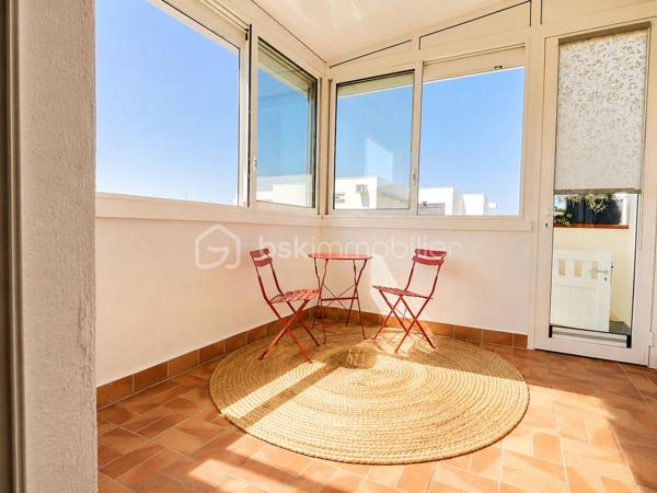 Idéalement situé, à seulement 2 minutes à pied de la plage et 5 minutes de la place du Tertre, avec ses commerces, restaurants, supérettes et toutes les commodités, cet appartement bénéficie d’un emplacement recherché.

Au 1er et dernier étage, il offre une vue dégagée et un cadre de vie agréable.

L’appartement se compose d’une véranda neuve, apportant un bel espace de vie lumineux, d’une cuisine ouverte sur le séjour avec de grands placards de rangement, d’une salle d’eau avec WC, ainsi que d’une chambre actuellement ouverte sur le séjour, pouvant facilement être refermée selon vos besoins.

Les atouts de ce bien :
    Place de PARKING très proche.
    Véranda entièrement neuve.
    Volets roulants solaires neufs ( fonctionnent aussi à la lumière du jour par temps couvert ).
    Tableau électrique neuf.
    Portillons de l’escalier neufs.
    Rangements grâce aux grands placards intégrés.
    Emplacement privilégié trés proche plage et commodités.


Un bien clé en main, idéal pour un pied-à-terre en bord de mer ou un investissement locatif.