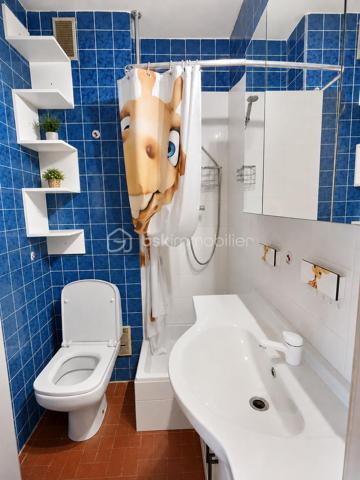 Idéalement situé, à seulement 2 minutes à pied de la plage et 5 minutes de la place du Tertre, avec ses commerces, restaurants, supérettes et toutes les commodités, cet appartement bénéficie d’un emplacement recherché.

Au 1er et dernier étage, il offre une vue dégagée et un cadre de vie agréable.

L’appartement se compose d’une véranda neuve, apportant un bel espace de vie lumineux, d’une cuisine ouverte sur le séjour avec de grands placards de rangement, d’une salle d’eau avec WC, ainsi que d’une chambre actuellement ouverte sur le séjour, pouvant facilement être refermée selon vos besoins.

Les atouts de ce bien :
    Place de PARKING très proche.
    Véranda entièrement neuve.
    Volets roulants solaires neufs ( fonctionnent aussi à la lumière du jour par temps couvert ).
    Tableau électrique neuf.
    Portillons de l’escalier neufs.
    Rangements grâce aux grands placards intégrés.
    Emplacement privilégié trés proche plage et commodités.


Un bien clé en main, idéal pour un pied-à-terre en bord de mer ou un investissement locatif.