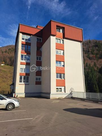 Bel appartement T3 lumineux situé au 1er étage d’une copropriété calme, sécurisée et très bien entretenue avec ascenseur et digicode.

Vous découvrirez une agréable pièce de vie baignée de lumière avec cuisine équipée ouverte, 2 chambres dont une avec un grand rangement, une entrée avec rangement ainsi qu’une salle de douche avec WC et espace lingerie.

L’appartement bénéficie d’une belle vue dégagée et d’un très bon ensoleillement tout au long de la journée.

Double vitrage, volets roulants et chauffage collectif au sol pour un meilleur confort.

Une place de stationnement couverte privative ainsi qu’une cave complètent ce bien.

Quelques finitions restent à prévoir, laissant la possibilité de le mettre à votre goût.

Appartement agréable à vivre, idéal pour un premier achat ou un investissement.

À visiter sans tarder !