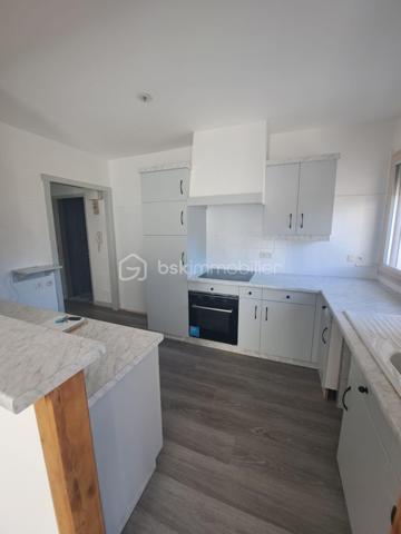 Bel appartement T3 lumineux situé au 1er étage d’une copropriété calme, sécurisée et très bien entretenue avec ascenseur et digicode.

Vous découvrirez une agréable pièce de vie baignée de lumière avec cuisine équipée ouverte, 2 chambres dont une avec un grand rangement, une entrée avec rangement ainsi qu’une salle de douche avec WC et espace lingerie.

L’appartement bénéficie d’une belle vue dégagée et d’un très bon ensoleillement tout au long de la journée.

Double vitrage, volets roulants et chauffage collectif au sol pour un meilleur confort.

Une place de stationnement couverte privative ainsi qu’une cave complètent ce bien.

Quelques finitions restent à prévoir, laissant la possibilité de le mettre à votre goût.

Appartement agréable à vivre, idéal pour un premier achat ou un investissement.

À visiter sans tarder !