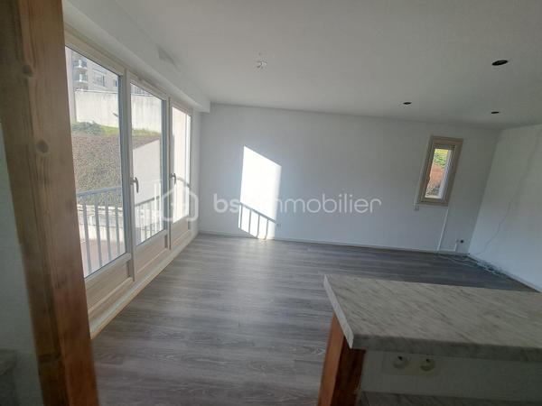 Bel appartement T3 lumineux situé au 1er étage d’une copropriété calme, sécurisée et très bien entretenue avec ascenseur et digicode.

Vous découvrirez une agréable pièce de vie baignée de lumière avec cuisine équipée ouverte, 2 chambres dont une avec un grand rangement, une entrée avec rangement ainsi qu’une salle de douche avec WC et espace lingerie.

L’appartement bénéficie d’une belle vue dégagée et d’un très bon ensoleillement tout au long de la journée.

Double vitrage, volets roulants et chauffage collectif au sol pour un meilleur confort.

Une place de stationnement couverte privative ainsi qu’une cave complètent ce bien.

Quelques finitions restent à prévoir, laissant la possibilité de le mettre à votre goût.

Appartement agréable à vivre, idéal pour un premier achat ou un investissement.

À visiter sans tarder !