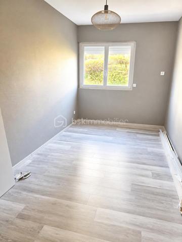 Bel appartement T3 lumineux situé au 1er étage d’une copropriété calme, sécurisée et très bien entretenue avec ascenseur et digicode.

Vous découvrirez une agréable pièce de vie baignée de lumière avec cuisine équipée ouverte, 2 chambres dont une avec un grand rangement, une entrée avec rangement ainsi qu’une salle de douche avec WC et espace lingerie.

L’appartement bénéficie d’une belle vue dégagée et d’un très bon ensoleillement tout au long de la journée.

Double vitrage, volets roulants et chauffage collectif au sol pour un meilleur confort.

Une place de stationnement couverte privative ainsi qu’une cave complètent ce bien.

Quelques finitions restent à prévoir, laissant la possibilité de le mettre à votre goût.

Appartement agréable à vivre, idéal pour un premier achat ou un investissement.

À visiter sans tarder !