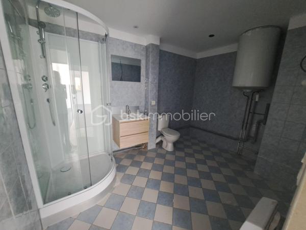 Bel appartement T3 lumineux situé au 1er étage d’une copropriété calme, sécurisée et très bien entretenue avec ascenseur et digicode.

Vous découvrirez une agréable pièce de vie baignée de lumière avec cuisine équipée ouverte, 2 chambres dont une avec un grand rangement, une entrée avec rangement ainsi qu’une salle de douche avec WC et espace lingerie.

L’appartement bénéficie d’une belle vue dégagée et d’un très bon ensoleillement tout au long de la journée.

Double vitrage, volets roulants et chauffage collectif au sol pour un meilleur confort.

Une place de stationnement couverte privative ainsi qu’une cave complètent ce bien.

Quelques finitions restent à prévoir, laissant la possibilité de le mettre à votre goût.

Appartement agréable à vivre, idéal pour un premier achat ou un investissement.

À visiter sans tarder !